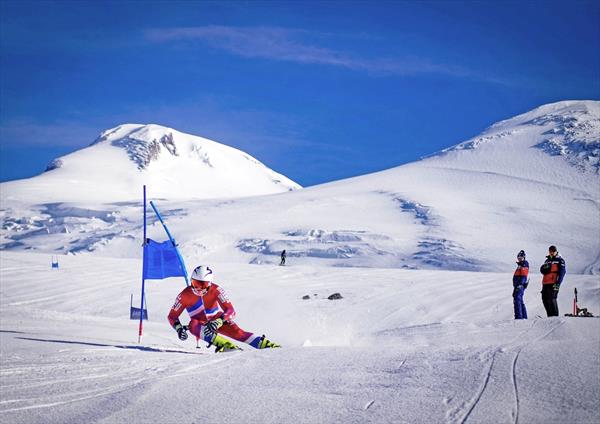 Российские горнолыжники провели первые соревнования на Эльбрусе 2
