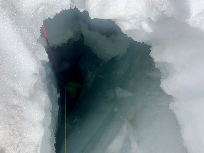Россиянка провела две ночи внутри ледника в шортах 2