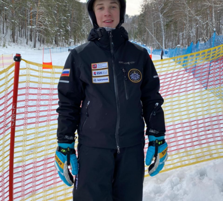 Илья Колунов выиграл слалом-гигант на юношеском первенстве России в Красноярске 1