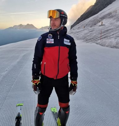 Российские горнолыжники продолжают лыжную подготовку к новому сезону в Швейцарии 1