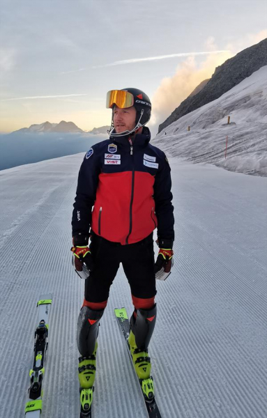 Российские горнолыжники продолжают лыжную подготовку к новому сезону в Швейцарии 2