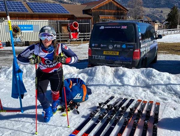 Сильнейшая горнолыжница Великобритании Алекс Тилли сломала ногу 2